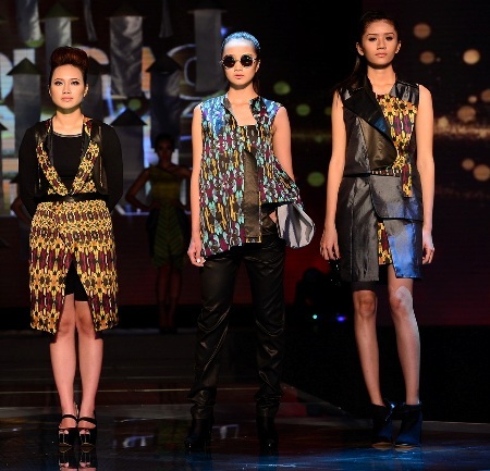 Thủy Tiên đọ dáng cùng “hotgirl” Andrea trên sàn catwalk - 6 1. BST