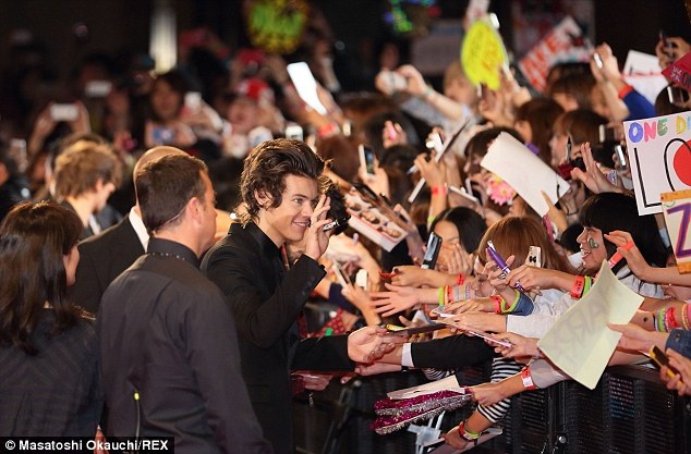 One Direction “lập kỷ lục” với 134 show diễn vòng quanh thế giới - 2 Các thành viên rất thân thiện với fans