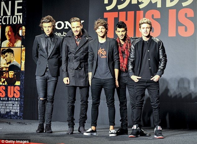 One Direction “lập kỷ lục” với 134 show diễn vòng quanh thế giới - 1 5 chàng trai trong buổi ra mắt This is us tại Nhật