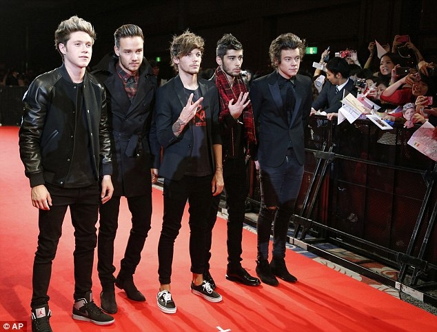 One Direction “lập kỷ lục” với 134 show diễn vòng quanh thế giới - 3 Các chàng trai tạo dáng trên thảm đỏ