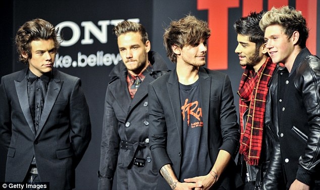 One Direction “lập kỷ lục” với 134 show diễn vòng quanh thế giới - 4 Nhóm thảo luận trước khi trả lời câu hỏi