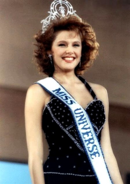 10 hoa hậu hoàn vũ đẹp nhất trong lịch sử - 6 4. Dayana Mendoza - Venezuela