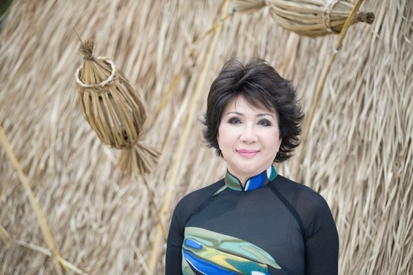 Bị tai nạn giao thông, ca sỹ Lệ Thu vẫn về nước biểu diễn - 1 Danh ca Lệ Thu vẫn cố gắng về nước biểu diễn dù sức khỏe chưa hồi phục
