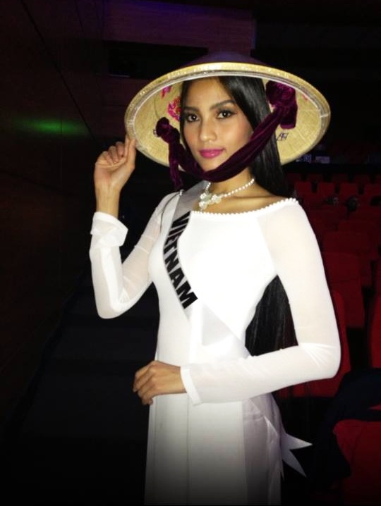 May cùng với người đẹp Philippines