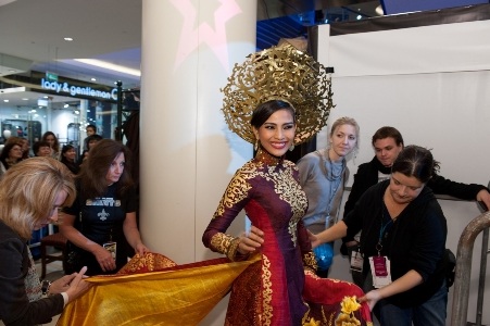 Thành viên BTC giúp Trương Thị May chỉnh trang phục trước khi lên sân khấu