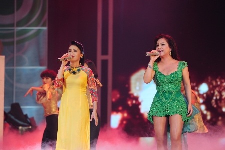 Liên khúc mở màn bất ngờ của cả hai chị em