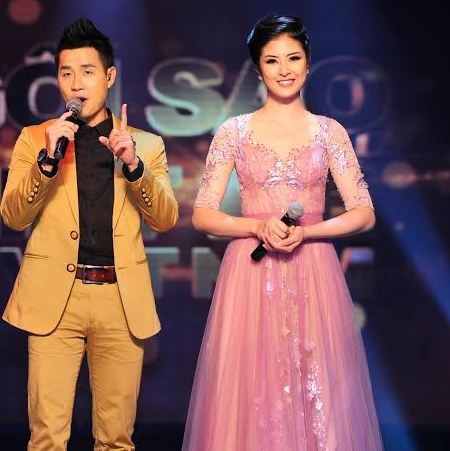 Hoa hậu Ngọc Hân yêu kiều với váy hoa - 4 Cùng với sự hỗ trợ của người bạn dẫn cạnh bên