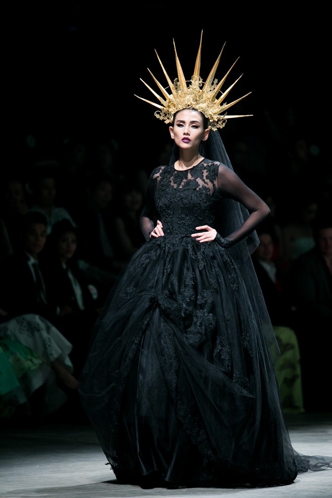 Họa tiết cánh bướm ngập tràn trong show thời trang tiền tỷ - 4 Cao Trí Hòa