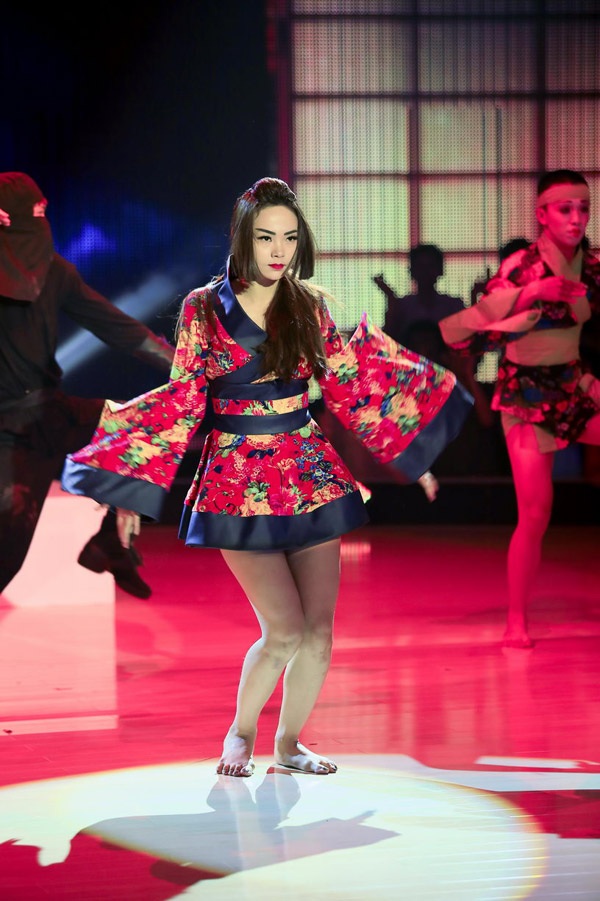 Cùng xem video clip bài nhảy Geisha của Minh Hằng đêm qua: