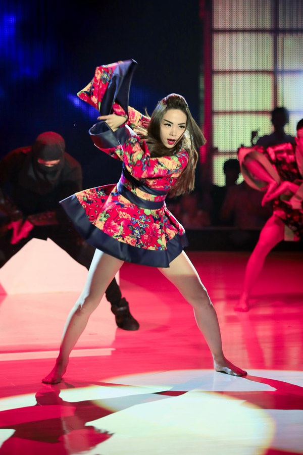 Cùng xem video clip bài nhảy Geisha của Minh Hằng đêm qua: