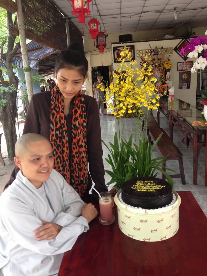Trương Thị May đi lễ chùa - 3 Trương Thị May kể lại cùng sư cô Hương Nhũ những kỷ niệm tại Hoa hậu Hoàn vũ 2013