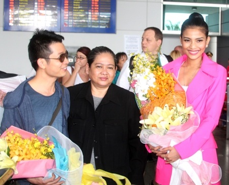 Chuyến bay về Việt Nam có mẹ của Trương Thị May và NTK Thuận Việt