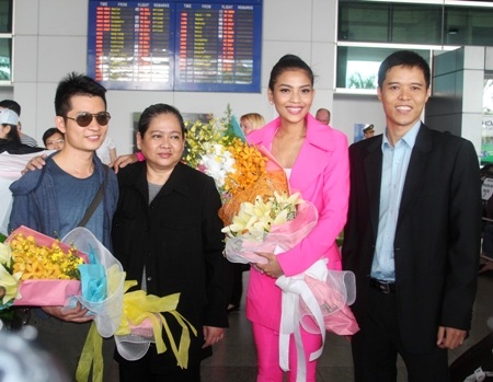 Đại diện công ty Unicorp ra sân bay đón May