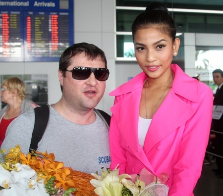 Hành khách nước ngoài chụp ảnh cùng May