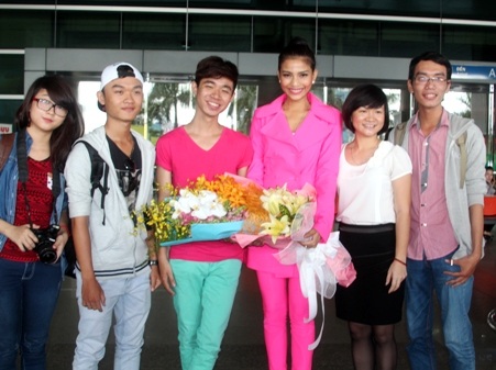 Trương Thị May ấm áp trong vòng tay chào đón của các fans