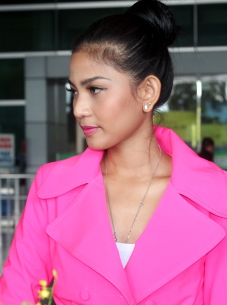 Người đẹp lắng nghe những lời động viên và cảm ơn từ fans