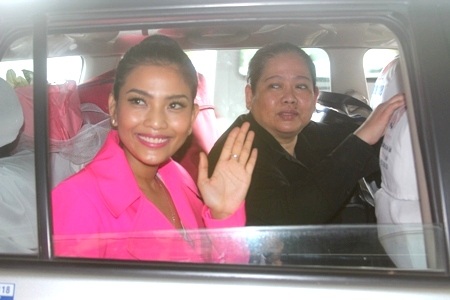 Trương Thị May và mẹ tạm biệt mọi người về nhà nghỉ ngơi