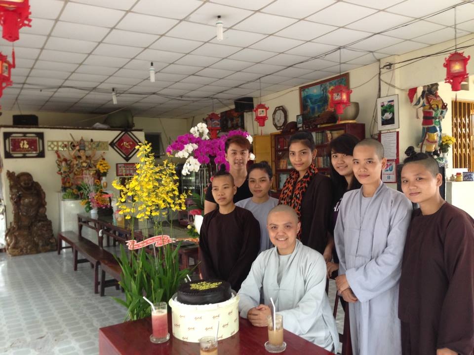 Trương Thị May đi lễ chùa - 2 Trương Thị May giản dị với áo nâu lên chùa thăm các sư thầy