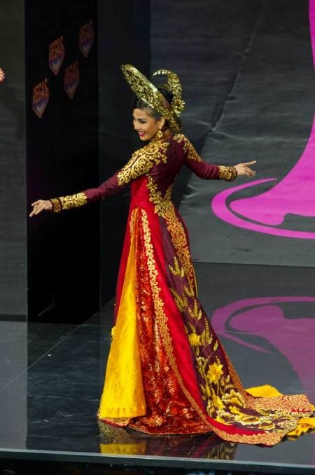 Trương Thị May và hành trình nỗ lực tại cuộc thi Hoa hậu Hoàn vũ 2013 - 35 Phong thái trình diễn tự tin và tinh tế đã giúp May ghi điểm với nhiều người