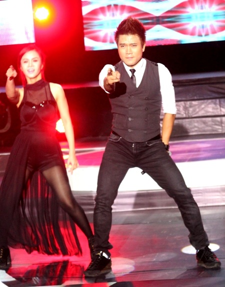 Khang Việt khuấy động sân khấu với 1 liên khúc sôi động