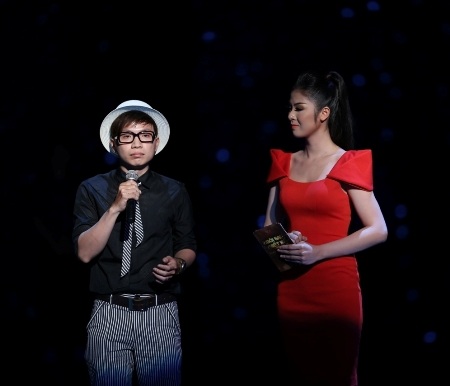 HH Ngọc Hân hỗ trợ tinh thần thí sinh trong phần phản biện với giám khảo