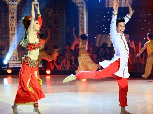 Ngân Khánh có 10 ngày để nộp phạt vì sự cố “tụt áo” - 1 Ngân Khánh có thời hạn 10 ngày để nộp phạt vì sự cố tụt áo