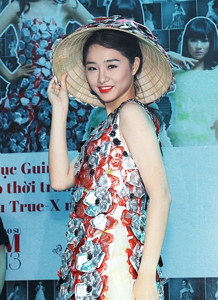 Trà My trong chiếc áo dài và nón lá được kết từ hơn 4000 bao cao su