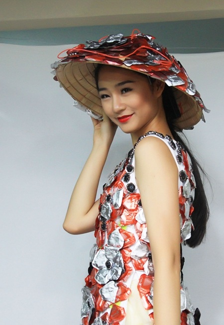 Trà My trong chiếc áo dài và nón lá được kết từ hơn 4000 bao cao su