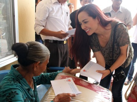 Thúy Hạnh trao tiền và quà cho người dân