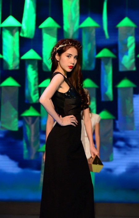 Thủy Tiên đọ dáng cùng “hotgirl” Andrea trên sàn catwalk - 1 Ca sỹ Thủy Tiên tự tin sải bước trên sàn catwalk