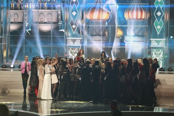 Trương Thị May nổi bật với áo dài trắng trên sân khấu