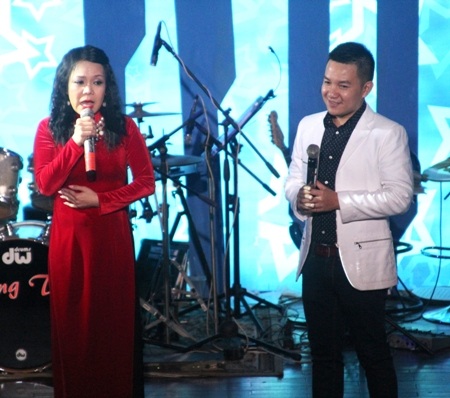 Ngoài vai trò diễn hài, Việt Hương kiêm luôn dẫn chương trình cùng MC Anh Khoa