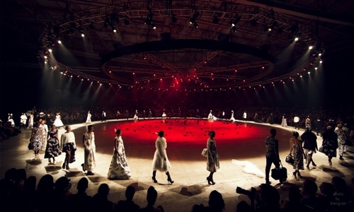 Họa tiết cánh bướm ngập tràn trong show thời trang tiền tỷ - 2 Cao Trí Hòa