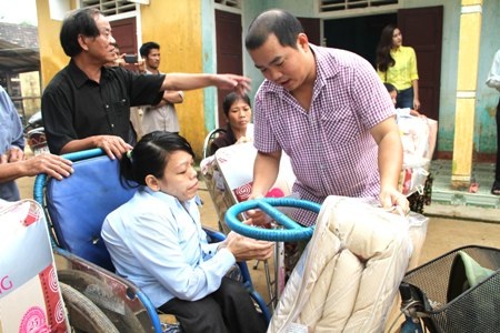 Nhạc sỹ Minh Khang tận tay trao quà cho người khuyết tật