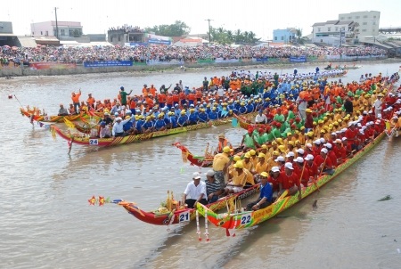 Hình minh họa: Đua ghe ngo ở Sóc Trăng