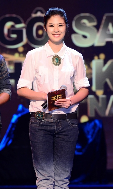 Hoa hậu Ngọc Hân tươi tắn trở lại với vai trò dẫn chương trình