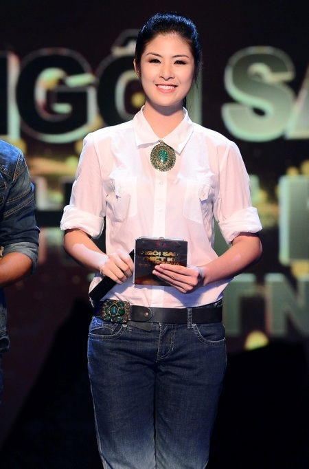 Phong cách năng động với quần jean, áo sơ-mi