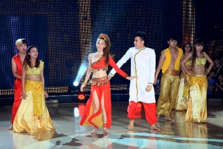 Hotboy Hồ Vĩnh Khoa và Ngân Khánh trong 1 vũ điệu Bollywood