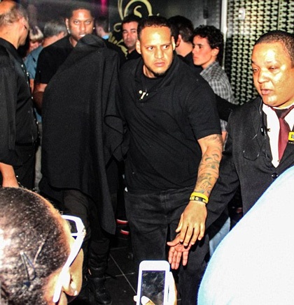 Hình ảnh Justin trùm kín rời khỏi nhà thổ cách đây vài ngày