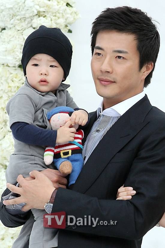 Nam diễn viên Kwon Sang Woo cùng con trai 