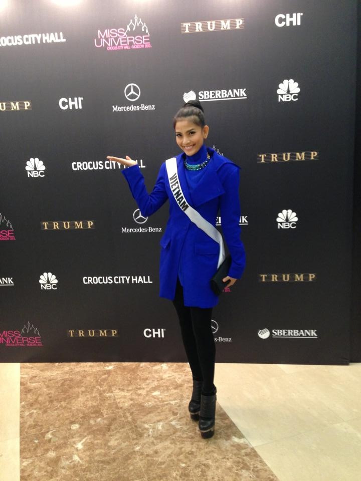 Người đẹp chụp ảnh lưu niệm tại sảnh nhà hát