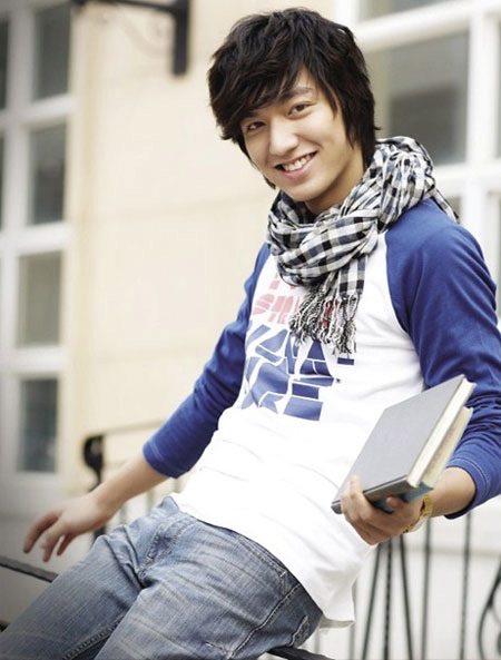 “Mỹ nam” Hàn Quốc thức đêm viết 300 thư tay cho fans - 3 Lee Min Ho là bạn thân từ nhỏ của Jung Il Woo