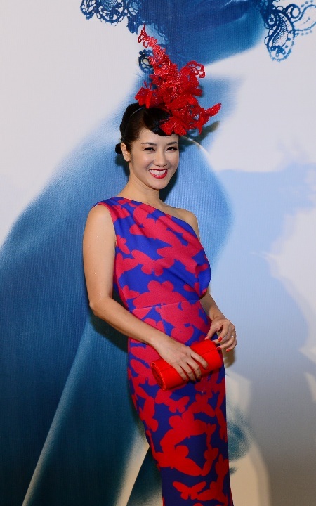 Ca sỹ Hồng Nhung nổi bật với váy họa tiết đỏ rực