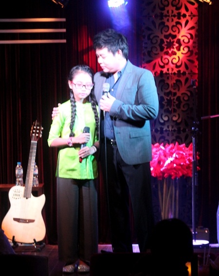 Cả hai thầy trò cùng song ca bài