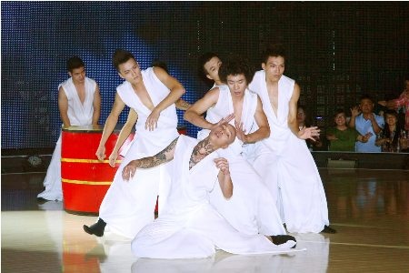 Khánh Thi “hủy show”, Yến Trang trở thành MC “phút 89” - 5 S.I.N.E chiến thắng với kỹ thuật vững và phối hợp tốt
