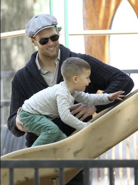Những ông bố “hot” nhất Hollywood - 2 Tom Brady và con trai Jack