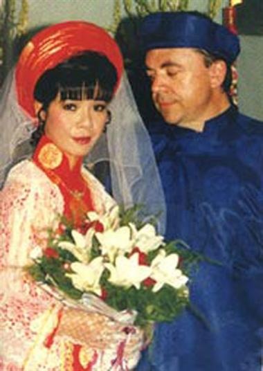 Những "sao" Việt hạnh phúc bên chồng ngoại - 1 Ca sỹ Hồng Nhung