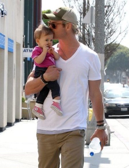 Những ông bố “hot” nhất Hollywood - 3 Chris Hemsworth và con gái India