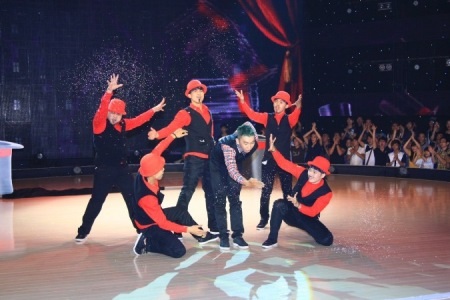 Những chú hề nổi loạn mở màn đầy sôi động