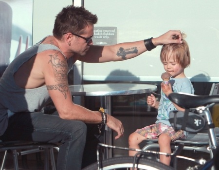 Những ông bố “hot” nhất Hollywood - 16 Colin Ferrell và con trai James